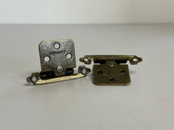 Bisagra para gabinete con trabador  bronce dimacsa